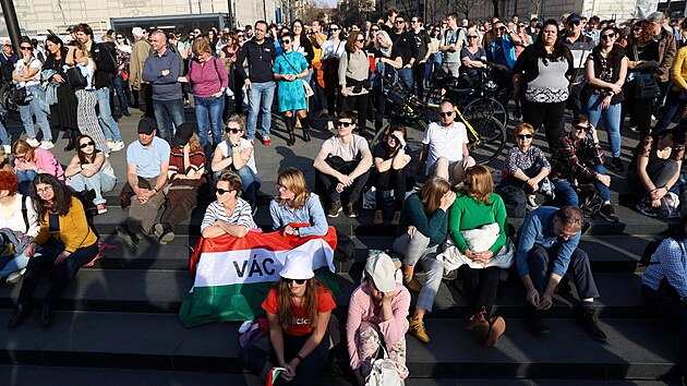 Tis�ce lid� v sobotu demonstrovaly v centru Budape�ti za v�ce pen�z pro dlouhodob� zanedb�van� ma�arsk� zdravotnictv�. (8. b�ezna 2025)