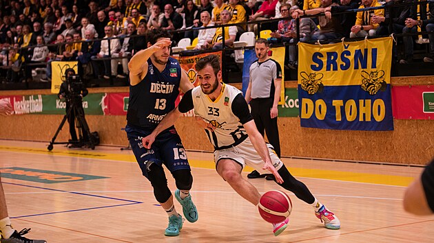 Kış stadyumu bir Hornets yuvasına dönüştü. Písek büyük tarzda oynuyor