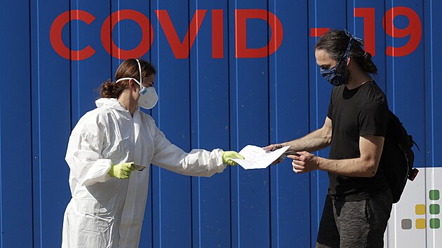 Odbrov msto na testovn na onemocnn covid-19 u lutch lzn v Praze. (14. z 2020)