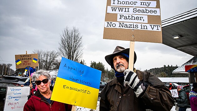 Protest proti americk�mu viceprezidentovi J. D. Vanceovi ve Vermontu, kam si p�ijel zaly�ovat. (1. b�ezna 2025)