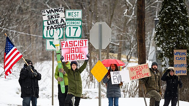 Protest proti americk�mu viceprezidentovi J. D. Vanceovi ve Vermontu, kam si p�ijel zaly�ovat. (1. b�ezna 2025)