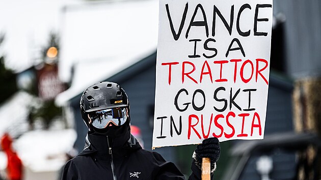 Protest proti americk�mu viceprezidentovi J. D. Vanceovi ve Vermontu, kam si p�ijel zaly�ovat. (1. b�ezna 2025)