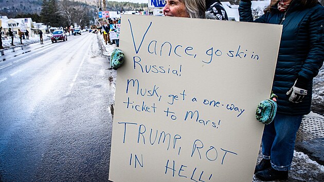 Protest proti americk�mu viceprezidentovi J. D. Vanceovi ve Vermontu, kam si p�ijel zaly�ovat. (1. b�ezna 2025)
