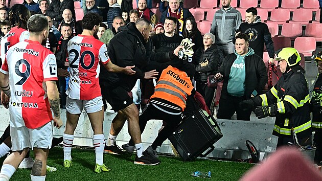 Dohra derby na Letné. Člen ochranky Slavie sráží k zemi fanouška, který vyrazil...