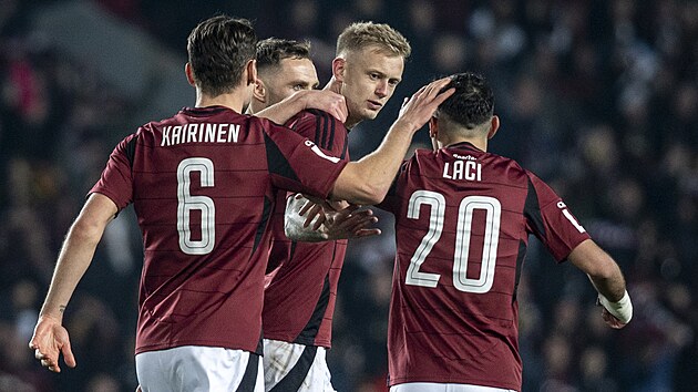 Sparansk obrnce Jaroslav Zelen se spoluhri po vedoucm glu v derby se...