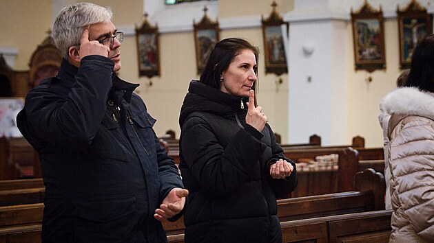 V kostele v Ostrav  Svinov se pravideln jednou msn vedou bohosluby i ve znakov ei. (26. ledna 2025)