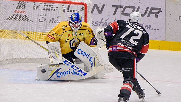 Zl�nsk� brank�� Daniel Huf zasahuje b�hem prvn�ho z�pasu �tvrtfin�le play off prvn� ligy proti Chomutovu.