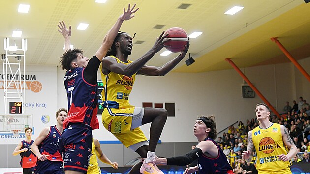 Lesley Varner z st se tla do zakonen bhem utkn proti Brnu.