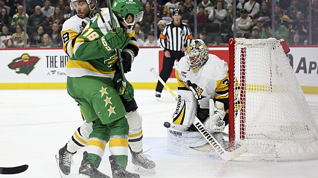 Brank�� Pittsburghu Tristan Jarry zasahuje v utk�n� proti Minnesot�.