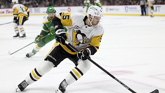 Obr�nce Pittsburghu Ryan Shea vede puk b�hem utk�n� proti Minnesot�.