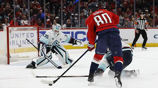 �to�n�k Washingtonu Pierre-Luc Dubois pos�l� puk na brank��e Seattlu Joeyho Daccorda.