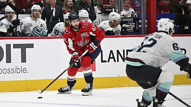�to�n�k Washingtonu Tom Wilson vede puk b�hem utk�n� proti Seattlu.