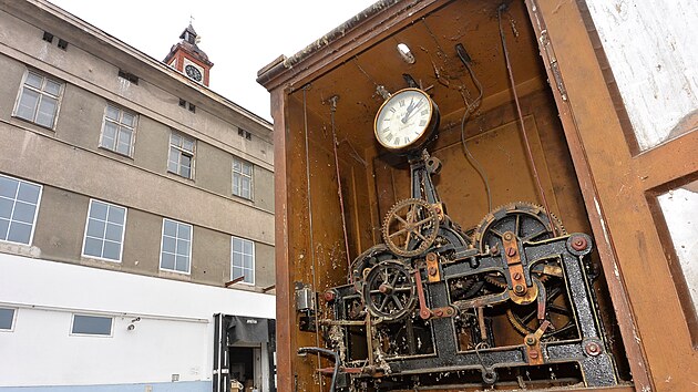 Mechanick hodinov stroj od roku 1913 odmoval as na v bval tabkov tovrny. Na jeho vrob se podlel Ignaz Kobsa.