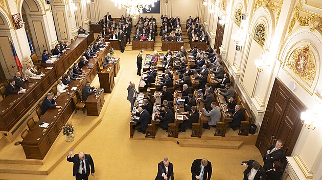 Poslanci pehlasovali veto prezidenta a schvlili zven plat vrcholnch politik. (4. bezna 2025)