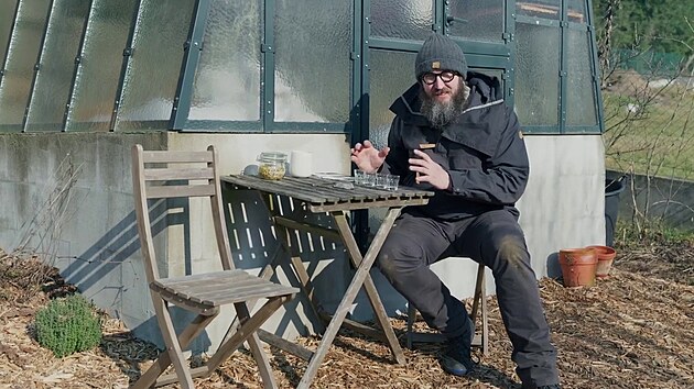 Zahradn�k Tom� Trejbal vysv�tluje, jak p�ed v�sevem m��et sem�nka. 