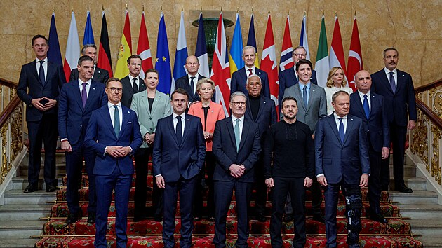 Evropští a světové lídři a lídryně na summitu o Ukrajině v Londýně. (2. března 2025)