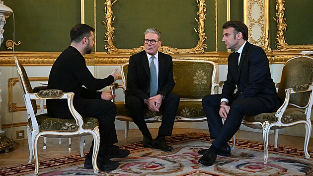 Ukrajinsk� prezident Volodymyr Zelenskyj (zleva), britsk� premi�r Keir Starmer a francouzsk� prezident Emmanuel Macron na summitu v Lond�n�. (2. b�ezna 2025)