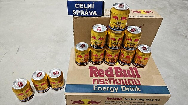 Tm pt tisc plechovek falenho Red Bullu objevili celnci pi kontrole v Karlovch Varech.