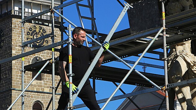 Od stedy montovali dlnci leen okolo cel Samsonovy kany. V pondl se pak u k prci dostanou restaurtoi.