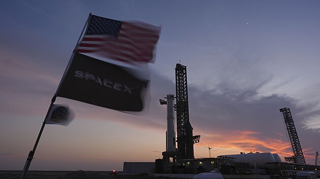 Ob raketa Starship se chyst na start v texaskm arelu Boca Chica. (4. bezna 2025)