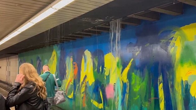 Prsak vody omezil provoz ve stanici metra Florenc. (9. bezna 2025)