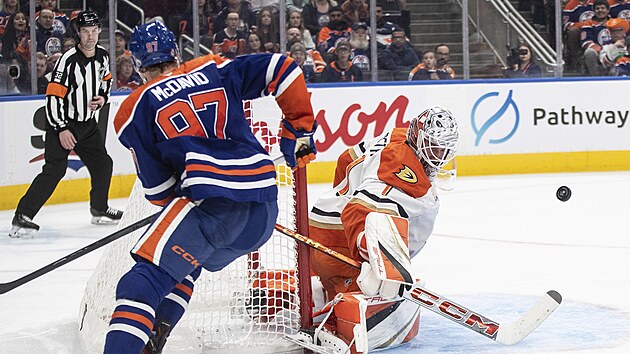 Luk� Dost�l v br�n� Anaheim Ducks �el� v z�pase s Edmonton Oilers pokusu Connora McDavida.