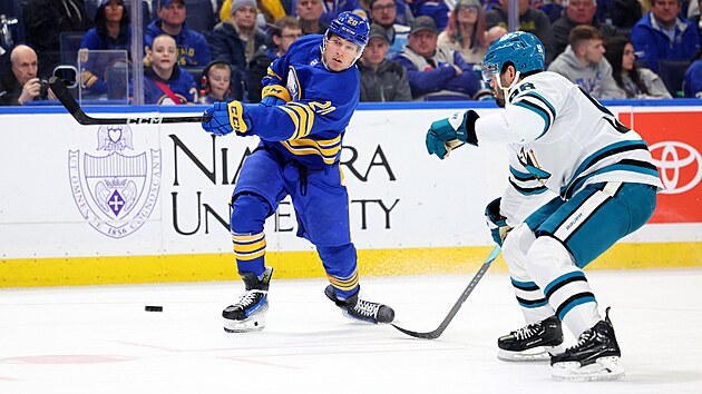 Ji�� Kulich (20) z Buffalo Sabres st��l� na br�nu San Jose Sharks kolem Jakea Walmana (96).