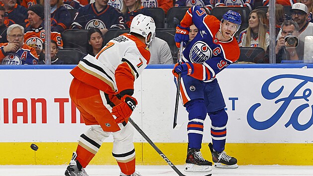 Connor McDavid (97) z Edmonton Oilers p�ihr�v� v z�pase s Anaheim Ducks, puk propustil Radko Gudas (7).