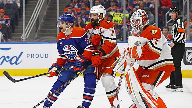 Zach Hyman (18) z Edmonton Oilers bojuje o pozici p�ed br�nou Anaheim Ducks. Hl�daj� si ho Radko Gudas (7) a Luk� Dost�l (1).