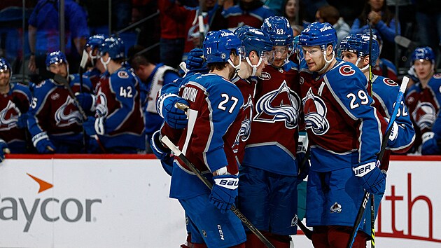 Hokejist� Colorado Avalanche oslavuj� g�l Martina Ne�ase (88). Gratuluj� Jonathan Drouin (27), Cale Makar (8), Nathan MacKinnon (29) a Artturi Lehkonen (62).