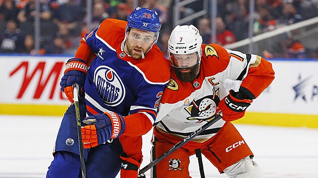 Leon Draisaitl (vlevo) z Edmonton Oilers a Radko Gudas z Anaheim Ducks se...