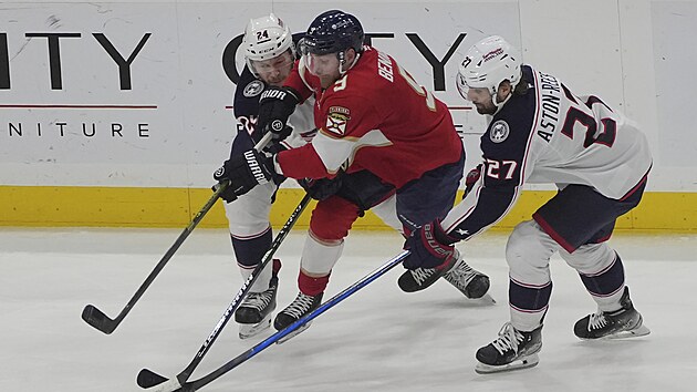 Mathieu Olivier (24) a Zachary Aston-Reese (27) z Columbus Blue Jackets brzd� v z�pase s Florida Panthers Sama Bennetta (9).