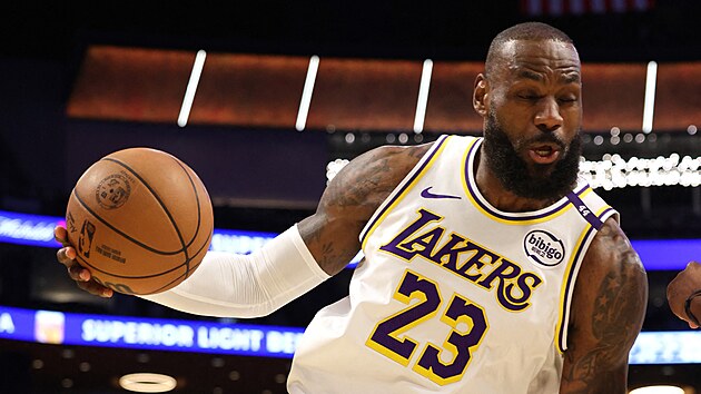 LeBron James (23) z Los Angeles Lakers úto�í v zápase s LA Clippers.