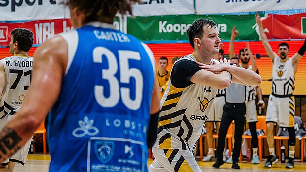 Písecký pivot Jan Karlovský slaví svou trefu proti Olomoucku.