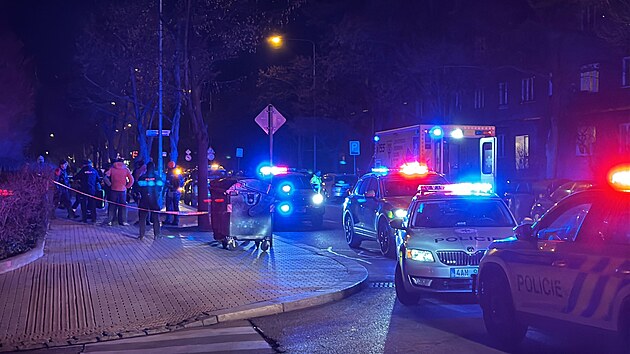 Poty�ka dvou mu�� ve Vr�ovic�ch. Policie jednoho z nich post�elila, za�to�il no�em. (5. b�ezna 2025)