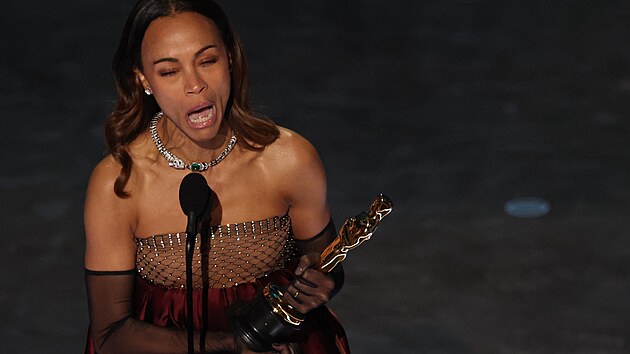 Zoe Saldana p�eb�r� v emotivn�m projevu sv�ho Oscara, z�skala jej za v�kon ve filmu Emilia P�rez (2. b�ezna 2025)