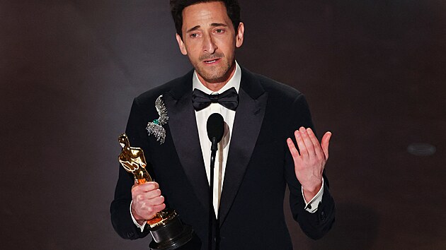 Adrien Brody p�eb�r� Oscara za nejlep�� mu�sk� v�kon, p�edvedl jej ve filmu Brutalista (2. b�ezna 2025).