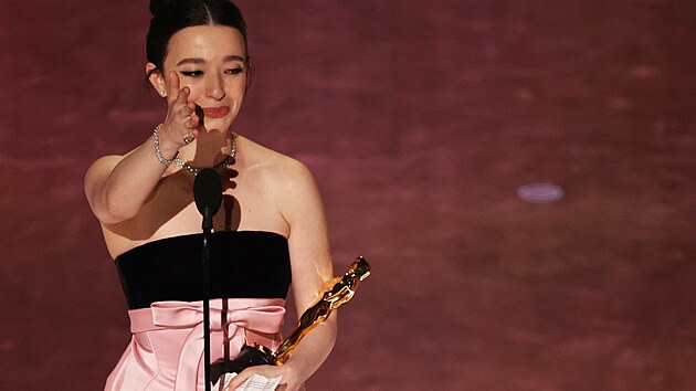 Mikey Madisonov� d�kuje za Oscara, kter�ho z�skala za nejlep�� hereck� v�kon. Zaujala ve sn�mku Anora (2. b�ezna 2025).