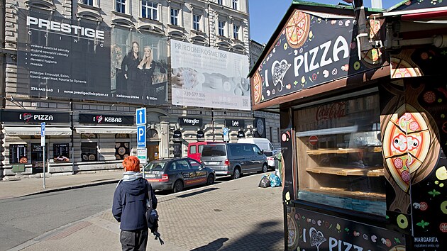 Plzesk radnice oznmila, e chce bojovat s vizulnm smogem. Na snmku reklamou peplcan Palackho nmst v centru Plzn. (5. ledna 2025)