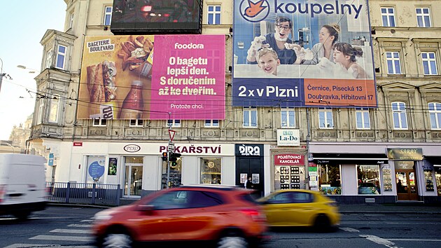 Plzesk radnice oznmila, e chce bojovat s vizulnm smogem. Na snmku reklamou peplcan Palackho nmst v centru Plzn. (5. ledna 2025)