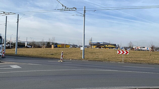 Przdno. Tak to vypadalo v ter rno na kruhovm objezdu u Makra v Plzni. Po pondlnm dopravnm kolapsu se idii rozhodli vyhnout se mstu velkm obloukem. (4. bezna 2025)