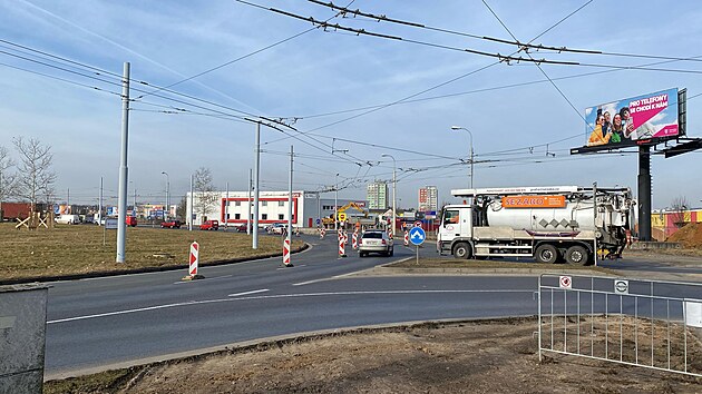 Przdno a prjezdn bez komplikac. Tak to vypadalo v ter rno na kruhovm objezdu u Makra v Plzni. Po pondlnm dopravnm kolapsu se idii rozhodli vyhnout se mstu velkm obloukem. (4. bezna 2025)