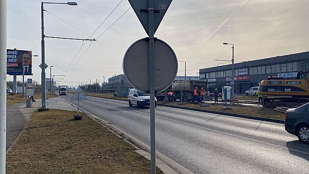 Przdno a prjezdn bez komplikac. Tak to vypadalo v ter rno na kruhovm objezdu u Makra v Plzni. Po pondlnm dopravnm kolapsu se idii rozhodli vyhnout se mstu velkm obloukem. (4. bezna 2025)