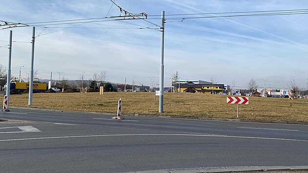 Przdno a prjezdn bez komplikac. Tak to vypadalo v ter rno na kruhovm objezdu u Makra v Plzni. Po pondlnm dopravnm kolapsu se idii rozhodli vyhnout se mstu velkm obloukem. (4. bezna 2025)