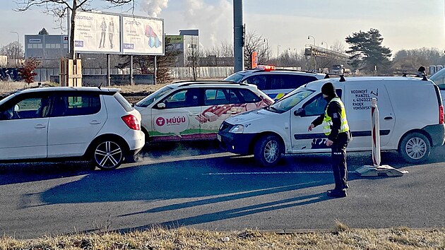 Pestavba kruhovho objezdu u Makra na Borskch polch v Plzni zpsobila v pondl rno dopravn kolaps. Pozdji zaali dopravu dit policist. (3. bezna 2025)