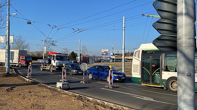 Zatek pestavby kruhovho objezdu v Plzni provzely v pondl rno ob dopravn komplikace. (3. bezna 2025)