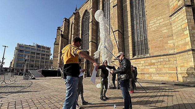 Loutky Dundu jsou pipraven. V ptek probhla generln zkouka na sobotn veer na nmst Republiky. Loutka otce Vektora m osm metr. (7. bezna 2025)