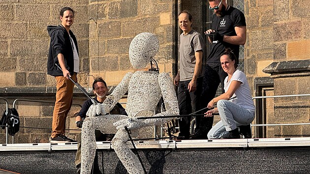 Loutky Dundu jsou pipraven. V ptek probhla generln zkouka na sobotn veer na nmst Republiky. Loutka otce Vektora m osm metr. (7. bezna 2025)