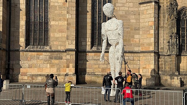 Loutky Dundu jsou pipraven. V ptek probhla generln zkouka na sobotn veer na nmst Republiky. Loutka otce Vektora m osm metr. (7. bezna 2025)