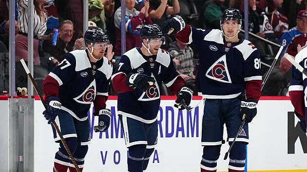 Devon Toews (7), Casey Mittelstadt (37) a Martin Ne�as (88) oslavuj� v�t�zstv� Colorado Avalanche nad Minnesota Wild.